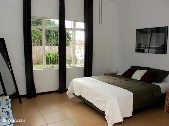 Villa tropicale | Curaçao, Curaçao-Centre, Julianadorp - villa Chambre 1. La Tropical Villa dispose de 5 chambres agréablement meublées et fraîches. 4 chambres avec de grands lits doubles et 1 chambre avec deux lits simples avec une literie de qualité. Toutes les chambres disposent de la climatisation et d'un ventilateur de plafond.