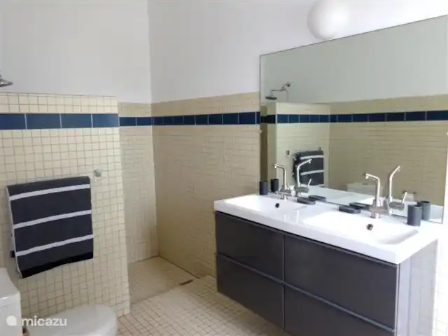 Villa tropicale | Curaçao, Curaçao-Centre, Julianadorp - villa Salle de bains 1. La Tropical Villa dispose de trois salles de bains. Toutes les salles de bains sont équipées d'une douche à effet pluie, de toilettes, d'un grand meuble vasque avec miroir, de belles serviettes épaisses et bien sûr d'un sèche-cheveux.