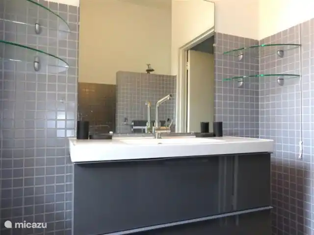 Villa tropicale | Curaçao, Curaçao-Centre, Julianadorp - villa Salle de bain 2 avec douche pluie, sèche-cheveux et toilettes séparées.