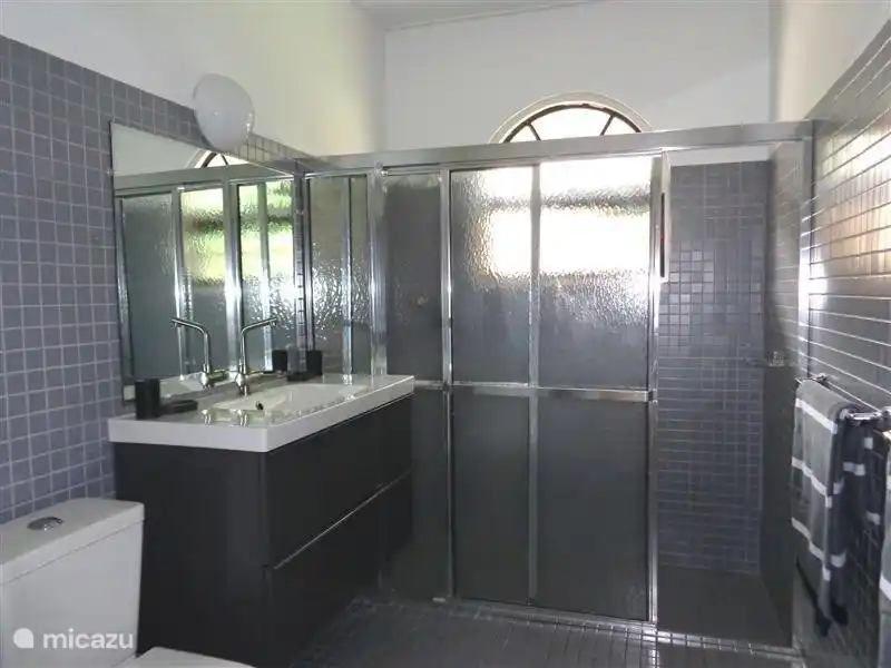 3 Badezimmer mit regen Dusche, Haartrockner und WC.