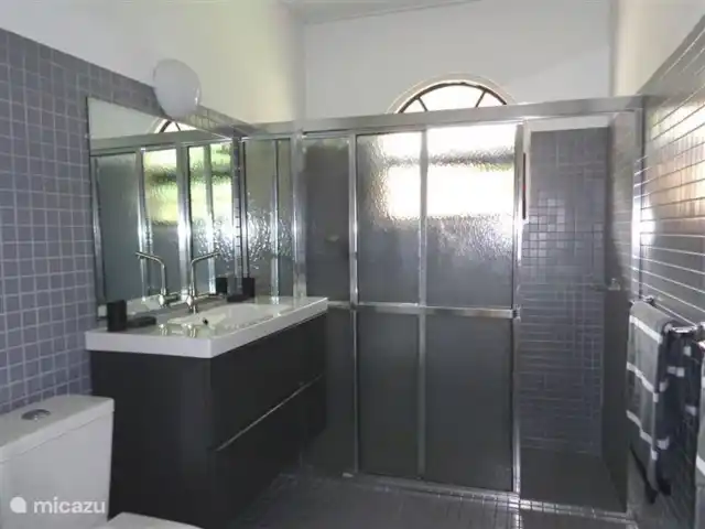 Villa tropicale | Curaçao, Curaçao-Centre, Julianadorp - villa Salle de bain 3 avec douche à effet pluie, sèche-cheveux et toilettes.