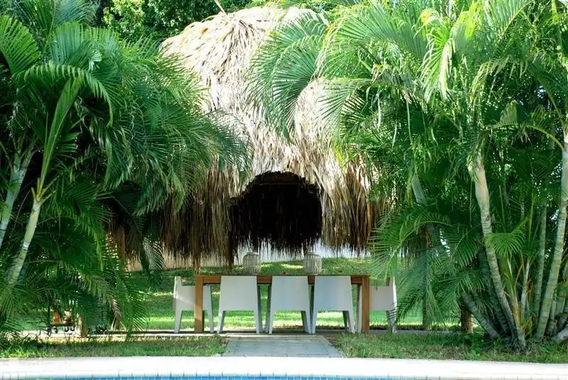 Die palapa (typisch karibischen Dach aus getrockneten Palmblättern) Schutz vor der Sonne. Unter dem palapa ist ein großer Esstisch mit Outdoor-Küche.