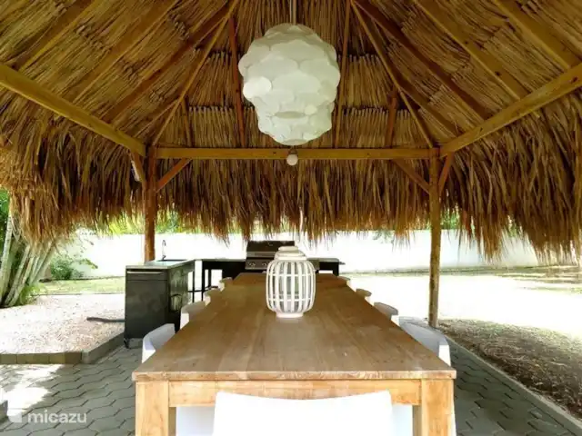 Villa tropicale | Curaçao, Curaçao-Centre, Julianadorp - villa Table à manger pour 10 personnes sous la palapa
