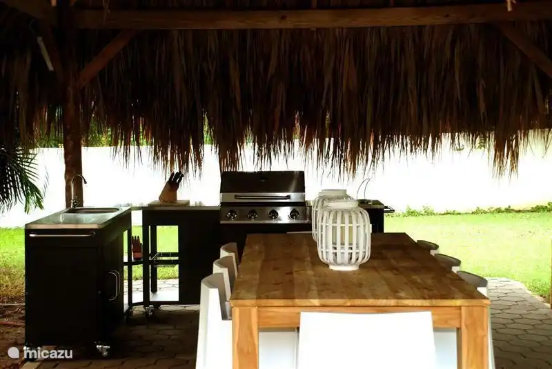 Outdoor-Küche, die mit einem großen Gasgrill, extra Brenner, Spüle und Arbeitsplatte, um ausgestattet ist. Ein großes Unternehmen von einem guten Abendessen