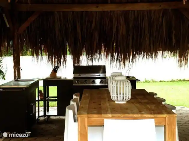 Villa tropicale | Curaçao, Curaçao-Centre, Julianadorp - villa Cuisine extérieure équipée d'un grand barbecue à gaz, de brûleurs supplémentaires, d'un évier et d'un plan de travail pour offrir à un grand groupe un bon repas du soir.