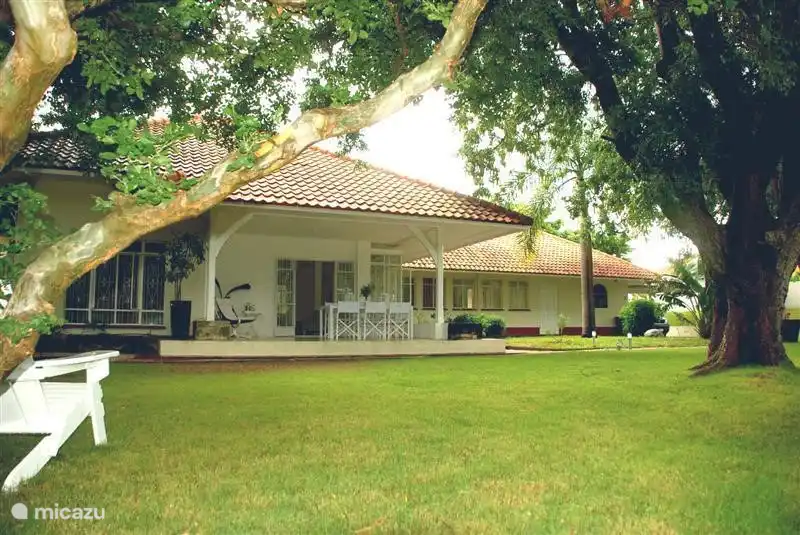 Tropical Villa liegt auf einem Hügel und ist von der Wind gebaut, zusätzlich verfügt die Villa über große Dachüberhang auf allen Seiten, so ist es immer cool in huis.De Tropical Villa liegt auf einem Hügel und ist von der Wind gebaut, zusätzlich verfügt die Villa über alles Seiten große Traufe.