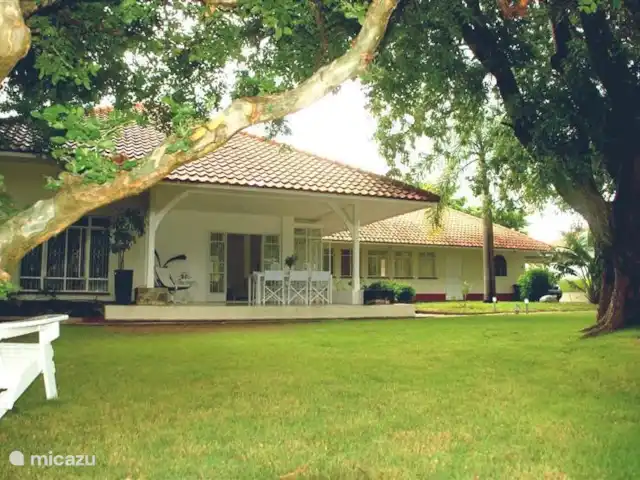 Villa tropicale | Curaçao, Curaçao-Centre, Julianadorp - villa La Villa Tropicale est située sur une colline et est construite sur le vent, la villa a également de grands débords de toit de tous les côtés pour qu'il fasse toujours beau et frais dans la maison.La Villa Tropicale est située sur une colline et est construite sur le vent, et la villa a tous de grands débords de toit sur les côtés.