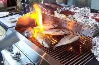 Eine köstliche Fisch oder Steak grillen am Pool, wenn die Sonne.