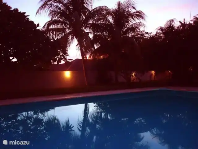 Villa tropicale | Curaçao, Curaçao-Centre, Julianadorp - villa Il fait nuit tôt à Curaçao. Au coucher du soleil, les lumières du jardin s'allument et vous pouvez profiter d'un magnifique coucher de soleil et vous asseoir dehors toute la soirée.