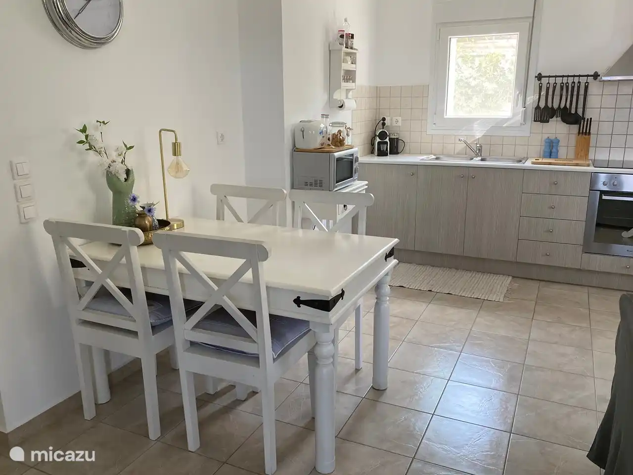 Komplett eingerichtetes Wohn-Esszimmer.