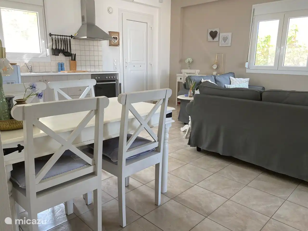 Das Wohn-Esszimmer ist komplett ausgestattet.