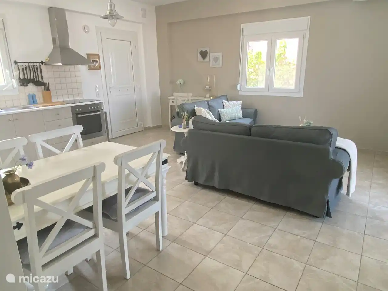 Komplett eingerichtetes Wohn-Esszimmer.