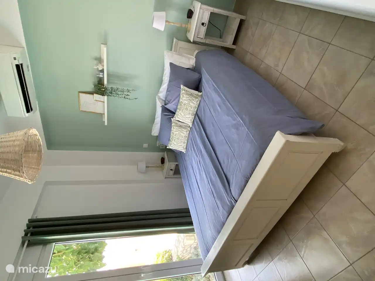 Doppelzimmer mit 3-türigem Kleiderschrank, Klimaanlage und Zugang zum Pool und zur Terrasse.