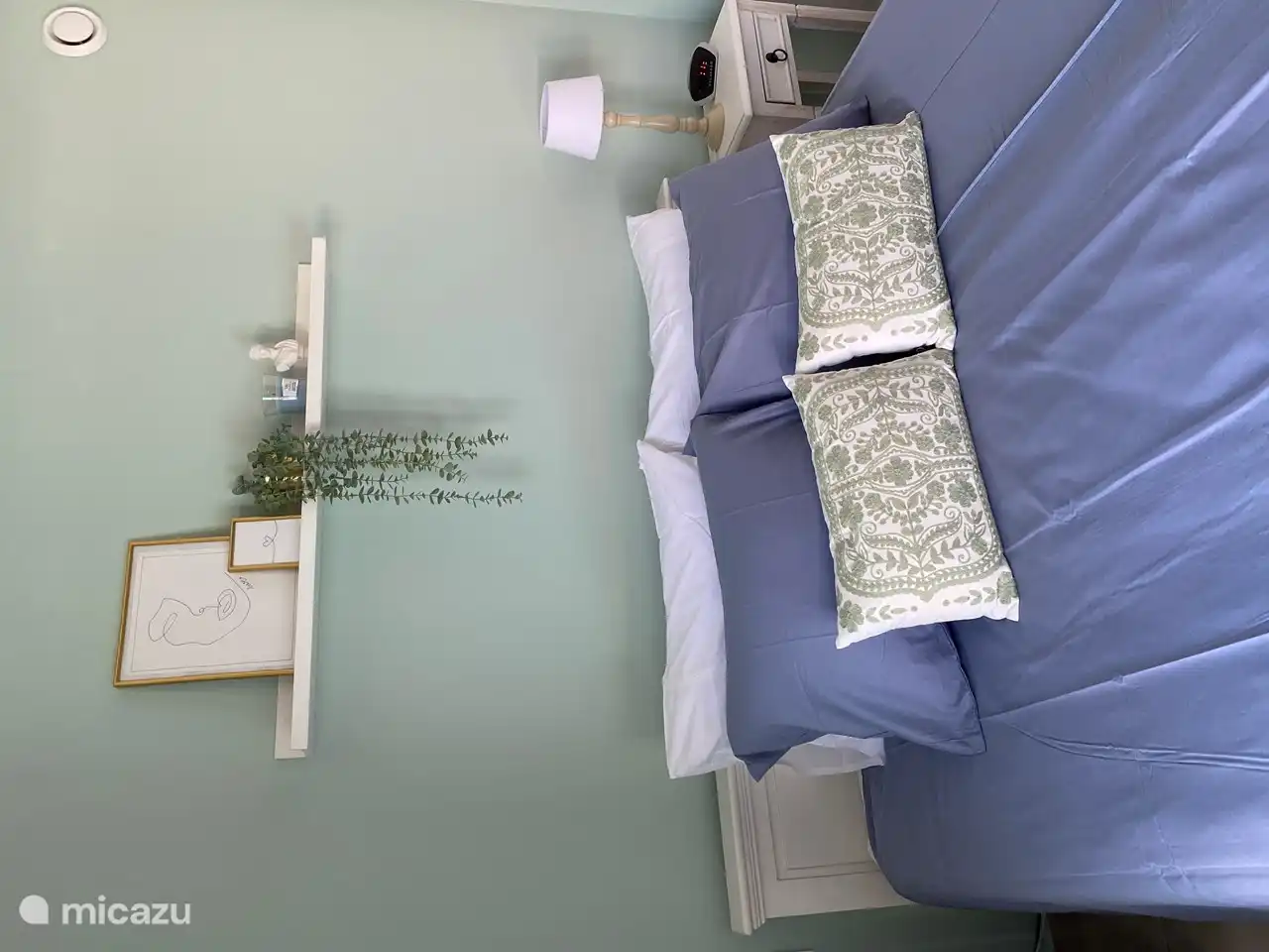 Doppelzimmer mit 3-türigem Kleiderschrank, Klimaanlage und Zugang zum Pool und zur Terrasse.