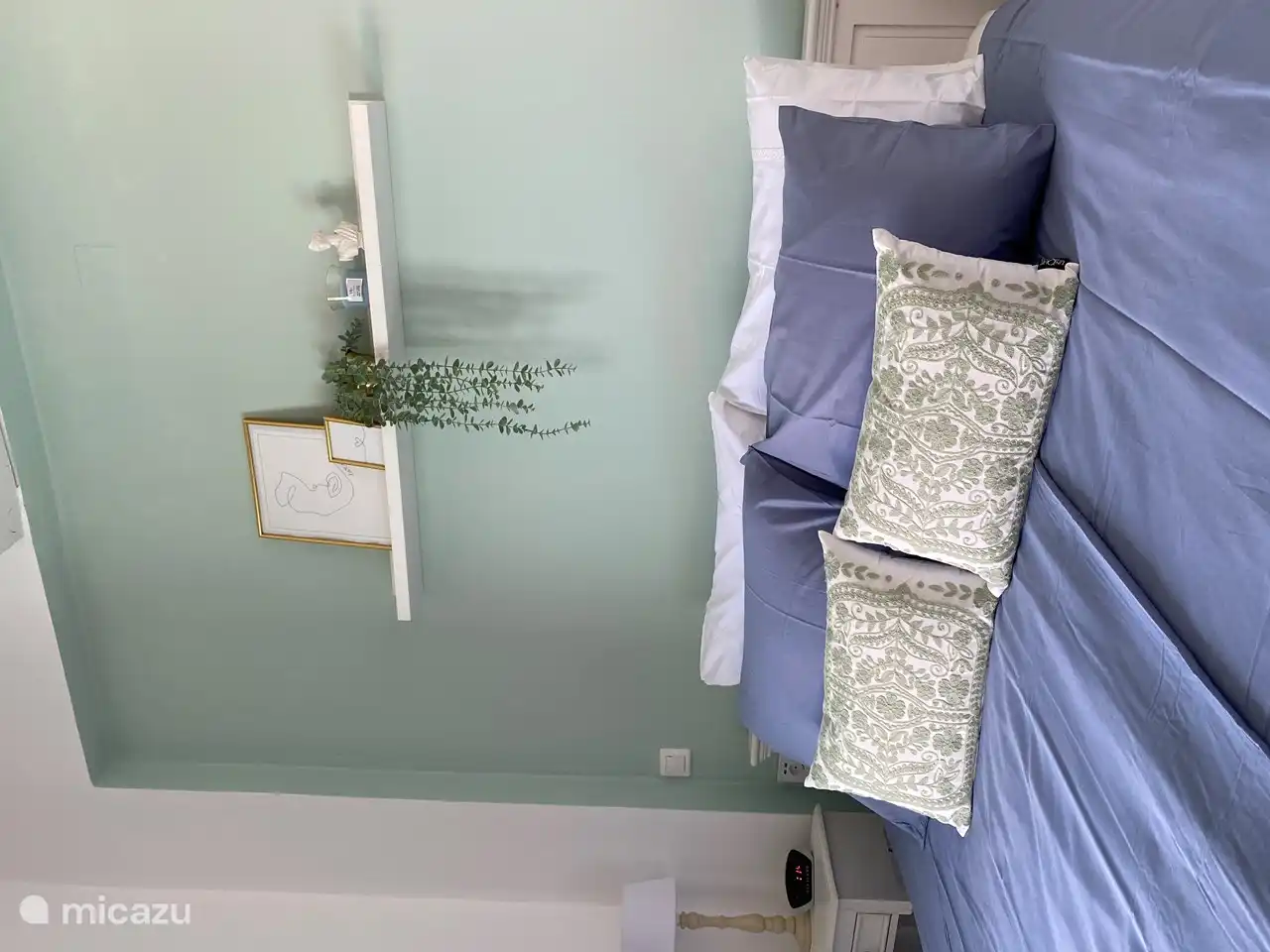 Doppelzimmer mit 3-türigem Kleiderschrank, Klimaanlage und Zugang zum Pool und zur Terrasse.