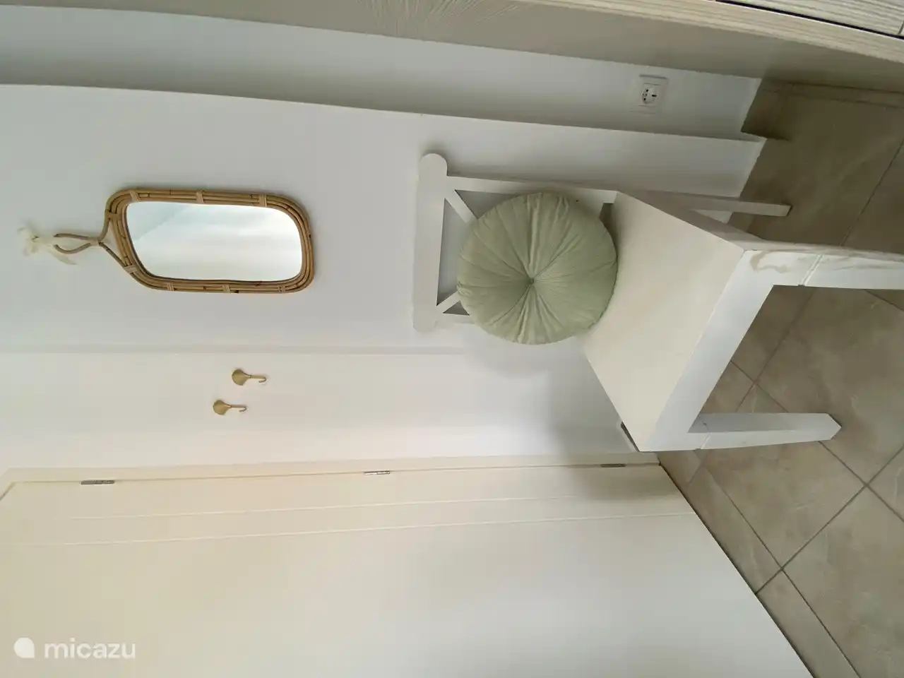 Das Schlafzimmer hat einen Spiegel und Kleiderhaken. Auch ausreichend Schrankraum ist vorhanden.