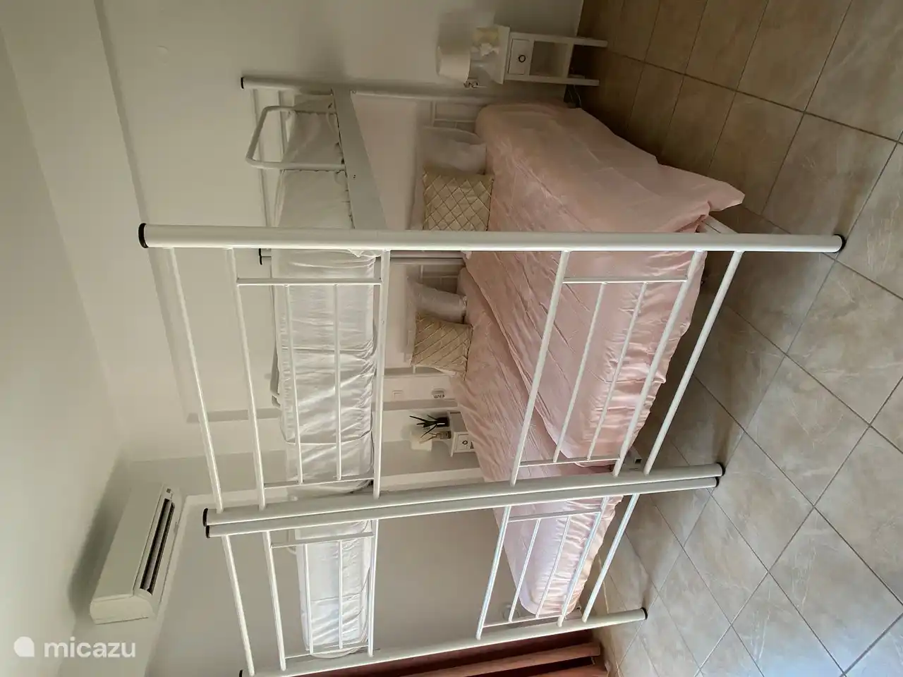 Dieses Schlafzimmer verfügt über 2 Etagenbetten, einen 3-türigen Kleiderschrank und eine Klimaanlage.