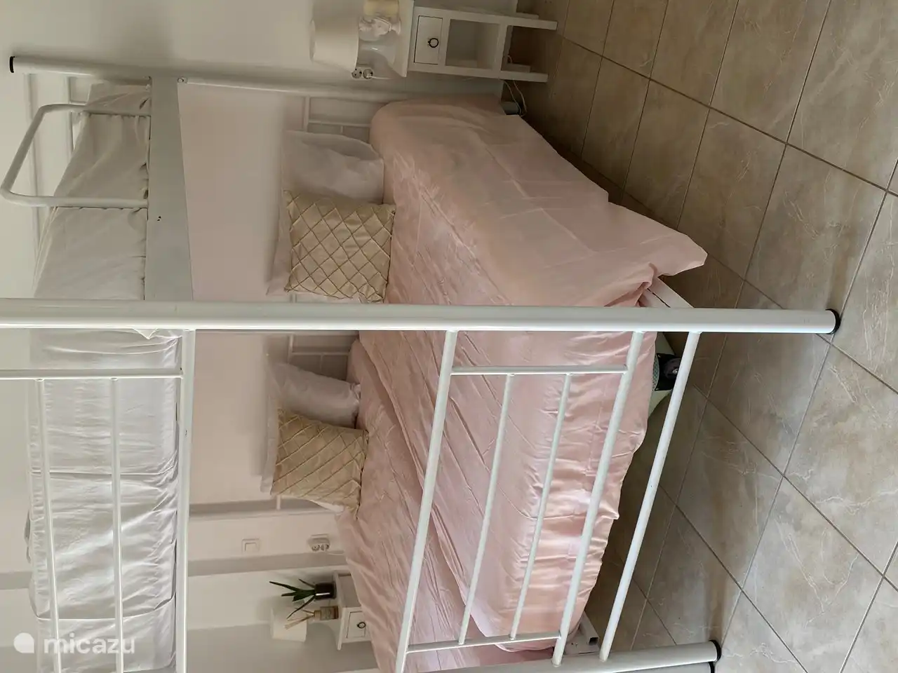 Dieses Schlafzimmer verfügt über 2 Etagenbetten, einen 3-türigen Kleiderschrank und eine Klimaanlage.