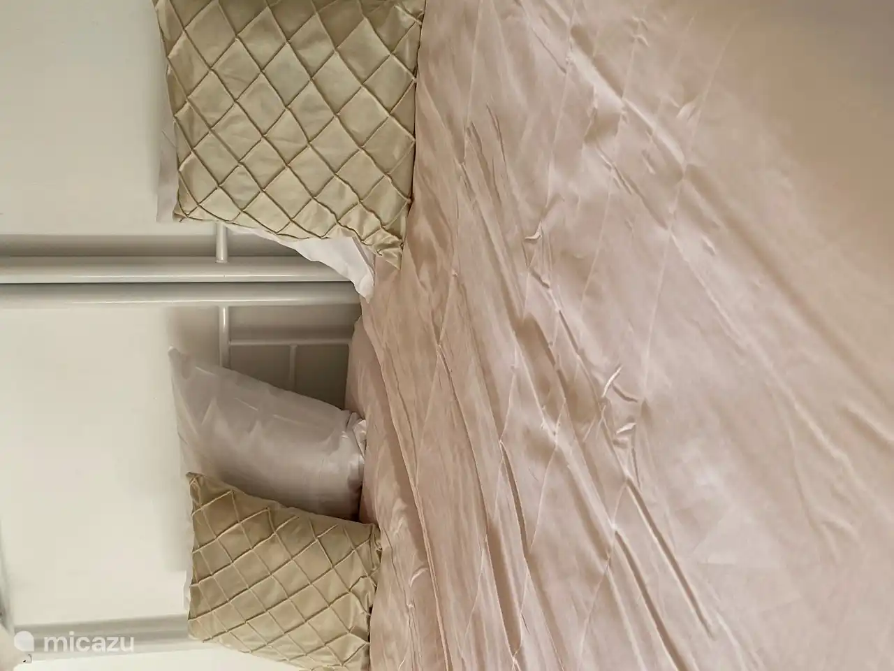 Dieses Schlafzimmer verfügt über 2 Etagenbetten, einen 3-türigen Kleiderschrank und eine Klimaanlage.