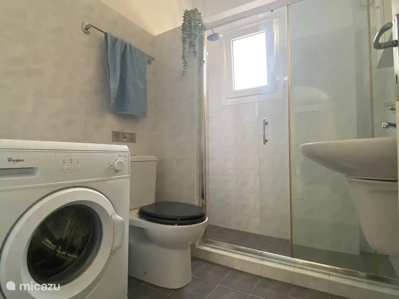 Das Badezimmer bestand aus einer geräumigen Dusche, WC, Waschbecken und Waschmaschine