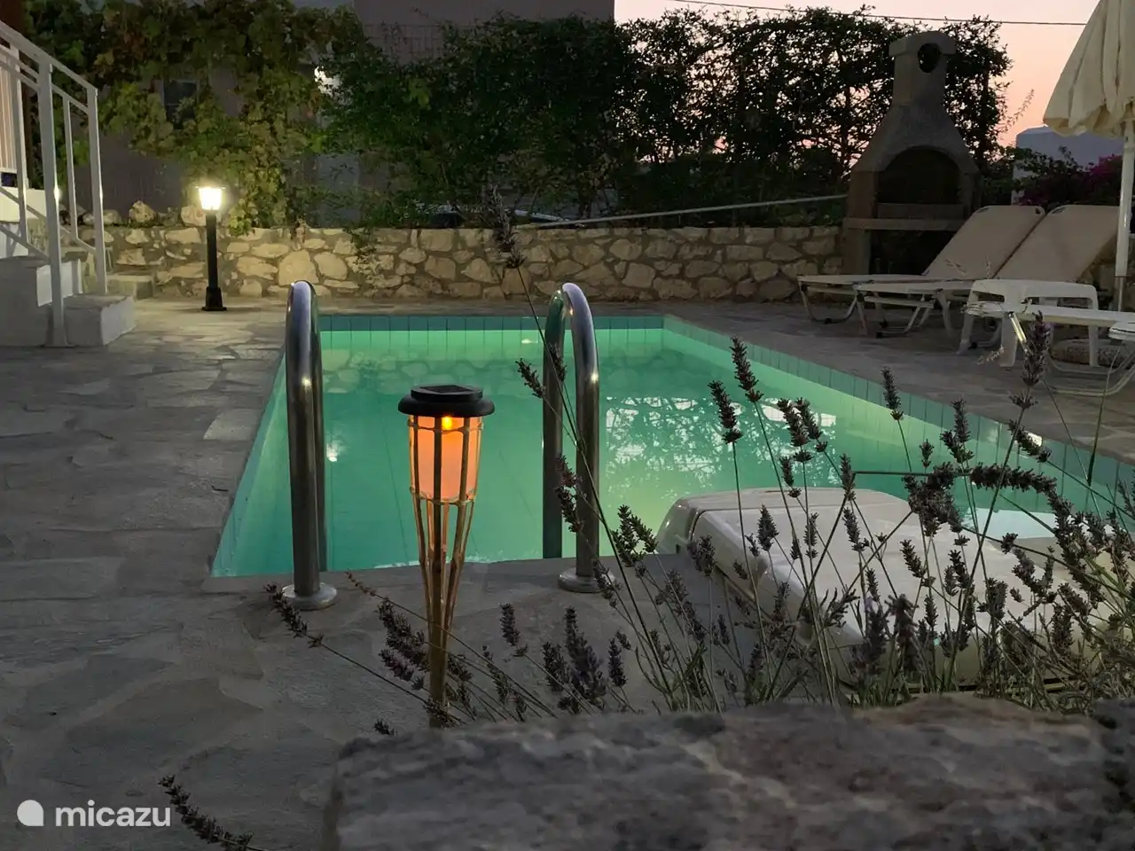 Das Schwimmbad am Abend.