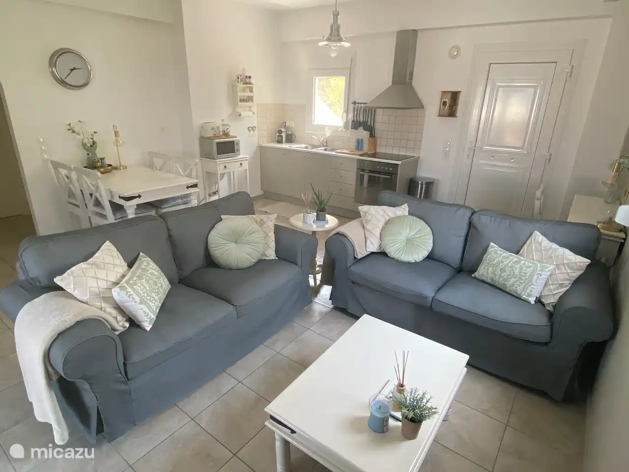 Komplett eingerichtetes Wohn-Esszimmer. Voll ausgestattet.