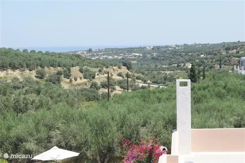Blick von der Villa auf dem Land-, See-und Olivenhainen.