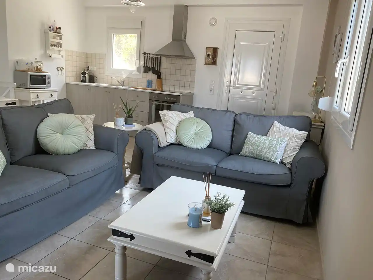 Entspannen Sie auf den 2-Sitzer-Sofas.