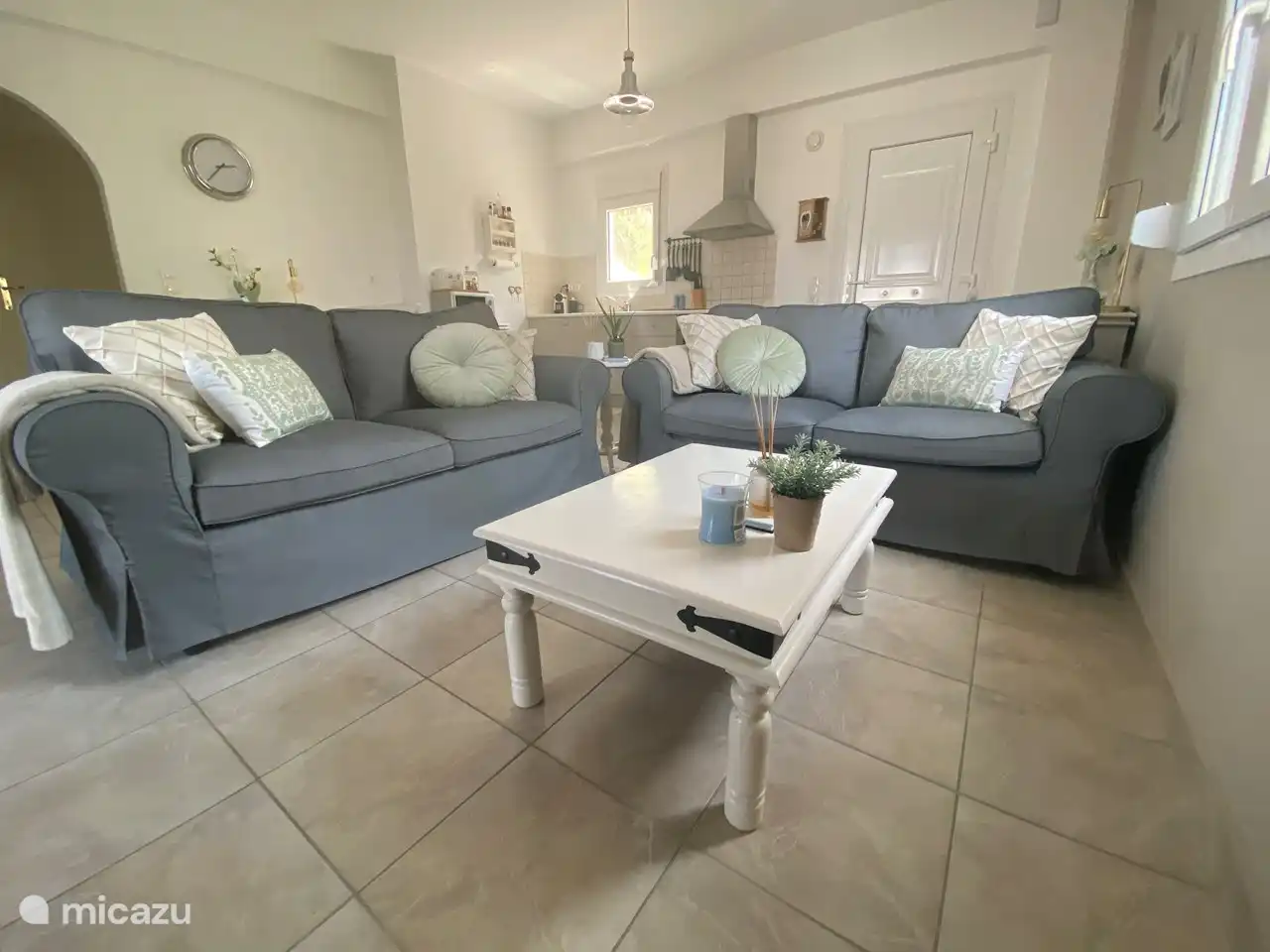 Komplett eingerichtetes Wohn-Esszimmer.