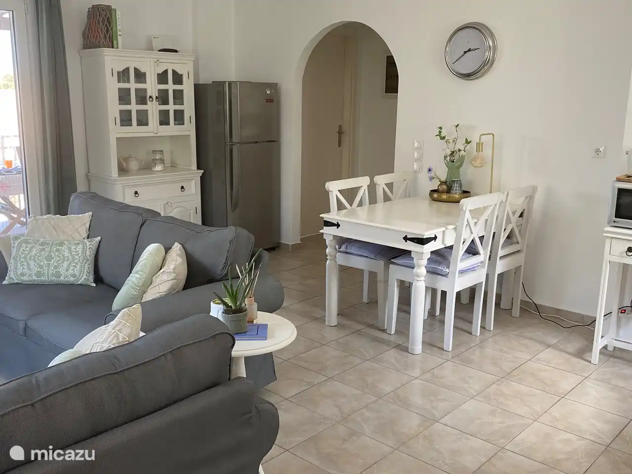 Komplett eingerichtetes Wohn-Esszimmer.