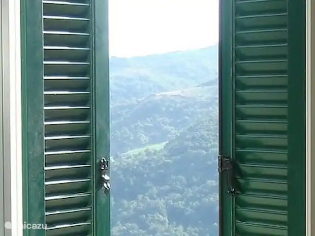 Maison Sulie | Italie, Piémont, Cartosio - maison de vacances Vue des chambres spacieuses sur la vallée.