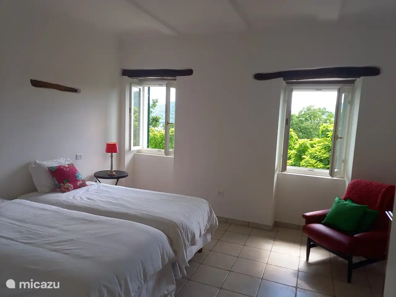 Un dormitorio en la planta baja, tres en el primer piso.