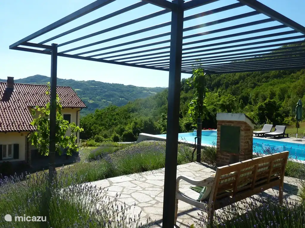 Junto a la piscina hay un gran parque infantil donde también hay sitio para la gran cama elástica.