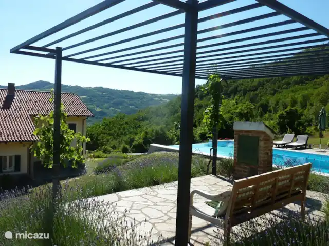 Maison Sulie | Italie, Piémont, Cartosio - maison de vacances À côté de la piscine se trouve une grande aire de jeux où il y a aussi de la place pour le grand trampoline.