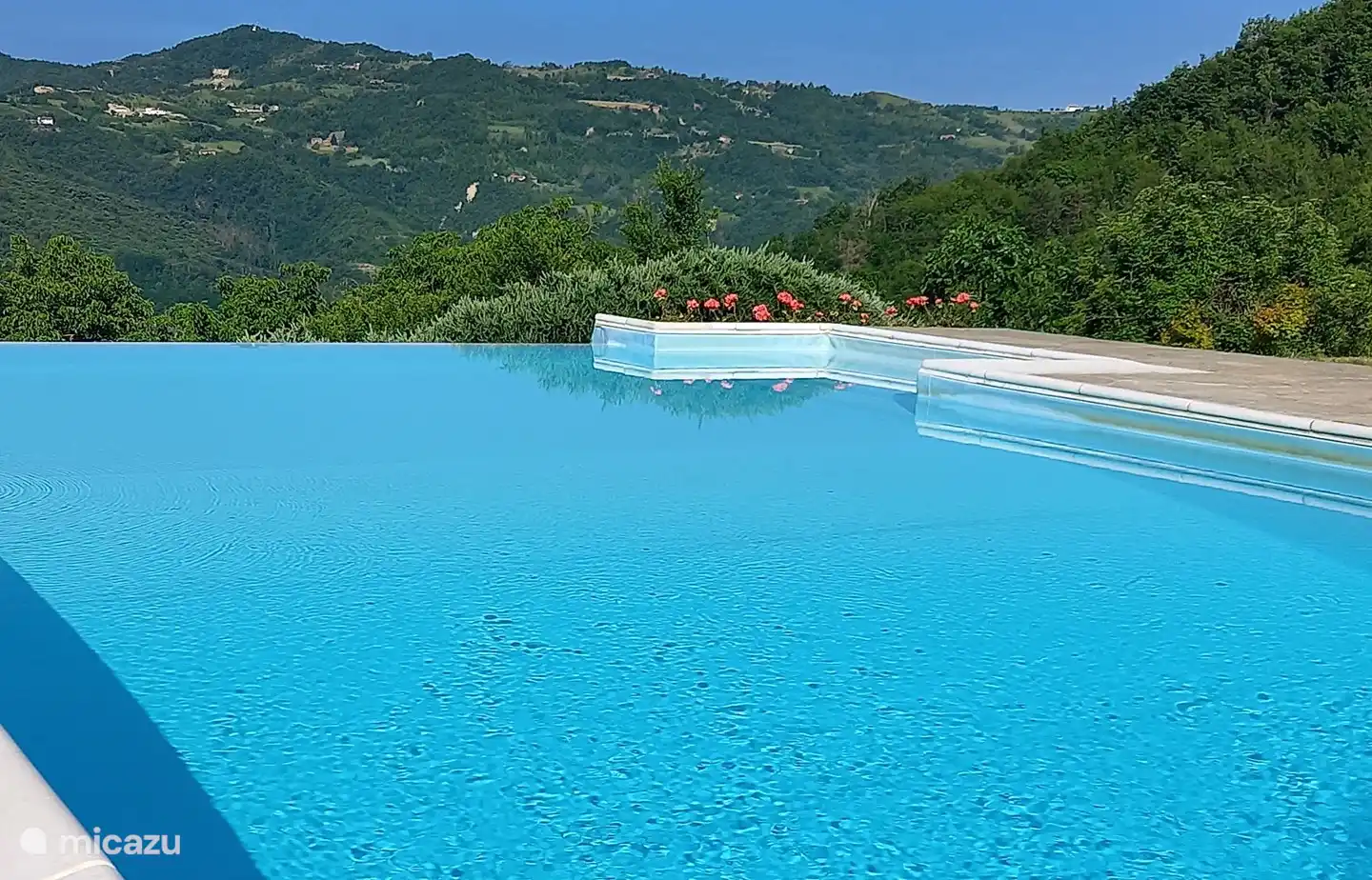 Vista desde la piscina en el valle.