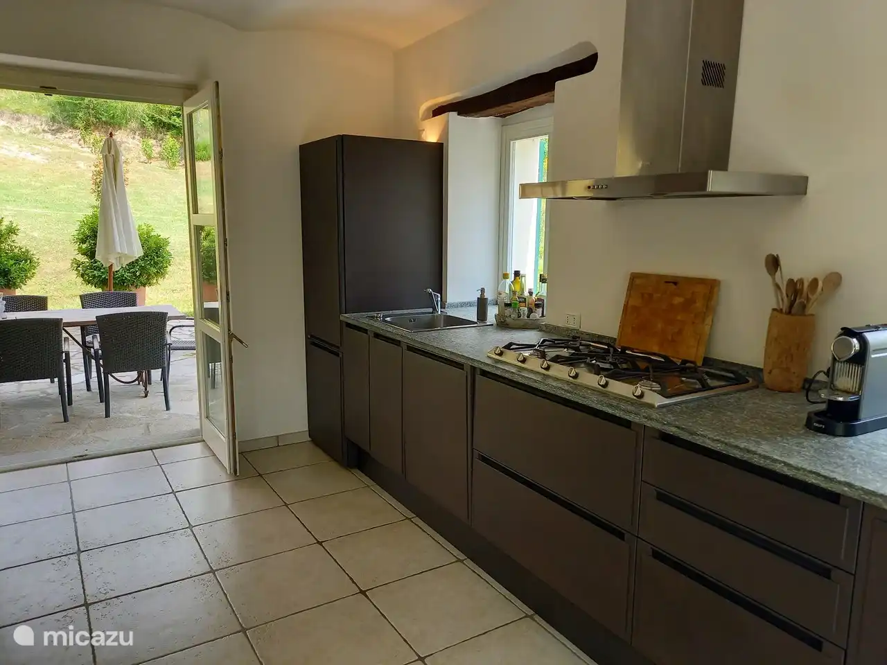 Vista de la cocina. A la izquierda las puertas del pórtico.