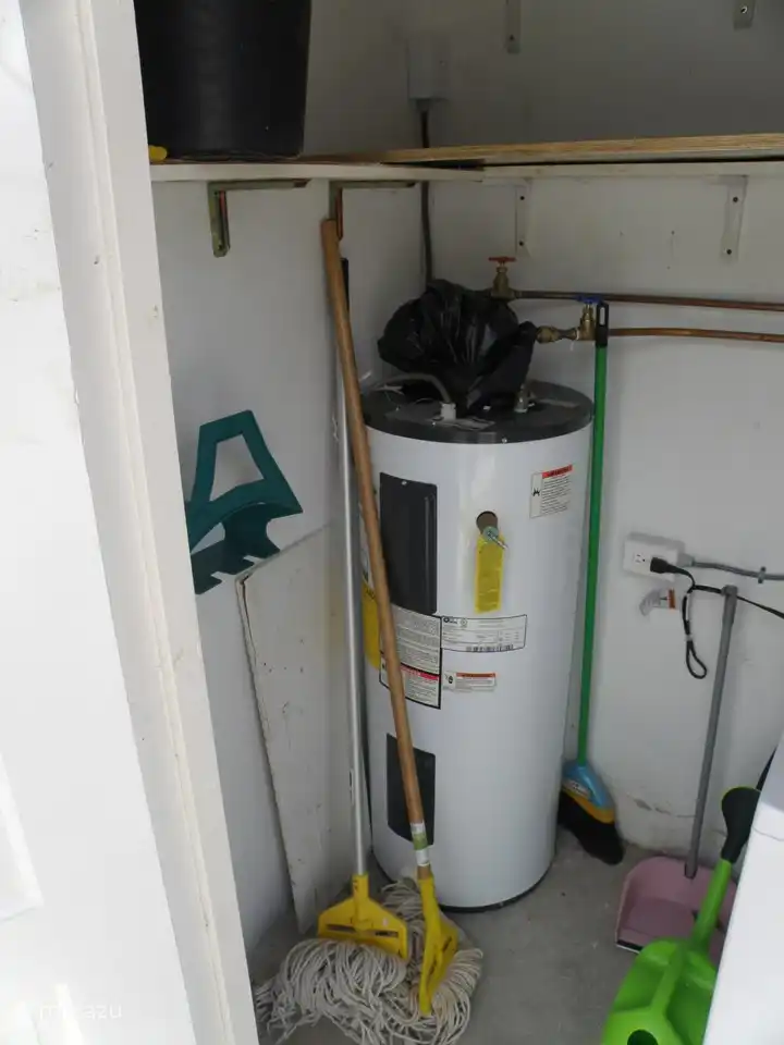 Caldera de agua caliente para ducha y lavadora.