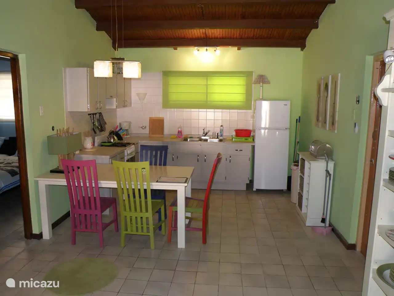 Cocina abierta con todas las comodidades.