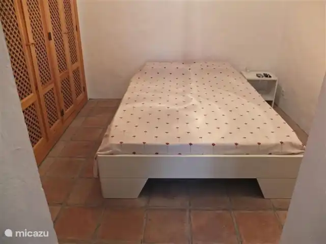 Panaderos huren in Spanje, Andalusië, Cómpeta - vakantiehuis Slaapkamer met tweepersoons bed en kledingkasten. Inmiddels staat er een breder en comfortabeler boxspringbed.