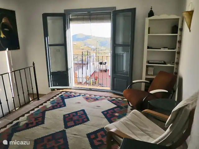Panaderos huren in Spanje, Andalusië, Cómpeta - vakantiehuis Zitkamer met uitzicht op het dorp.