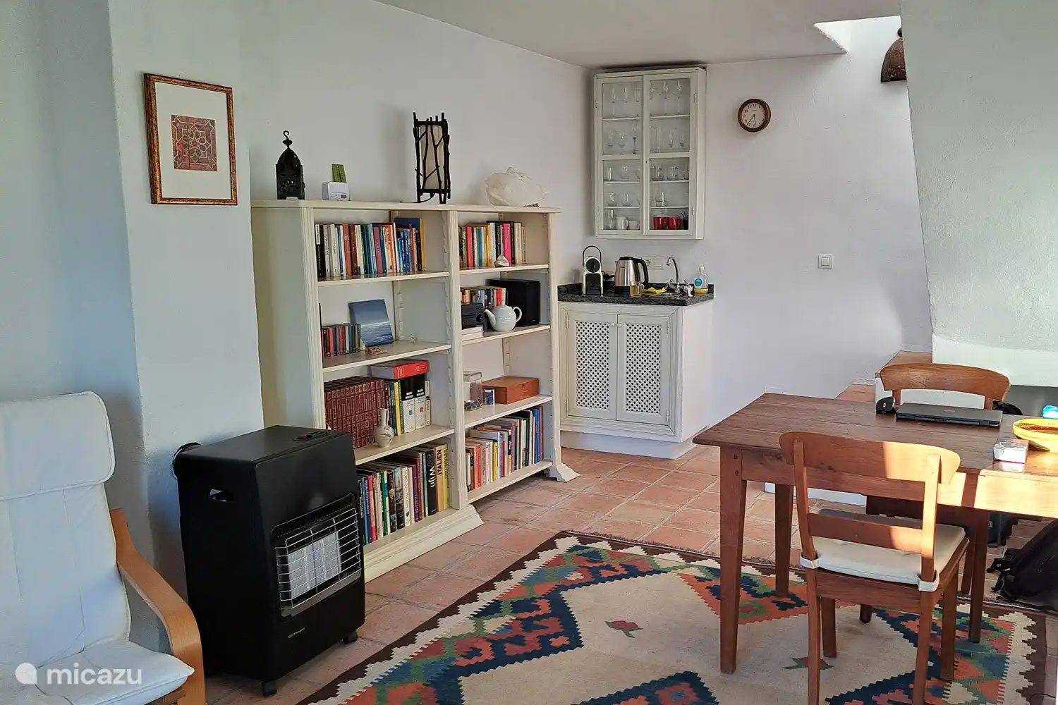 Séjour avec kitchenette dans le coin arrière.