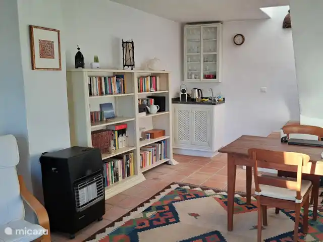 Panaderos huren in Spanje, Andalusië, Cómpeta - vakantiehuis Zitkamer met keukenblokje achter in de hoek.