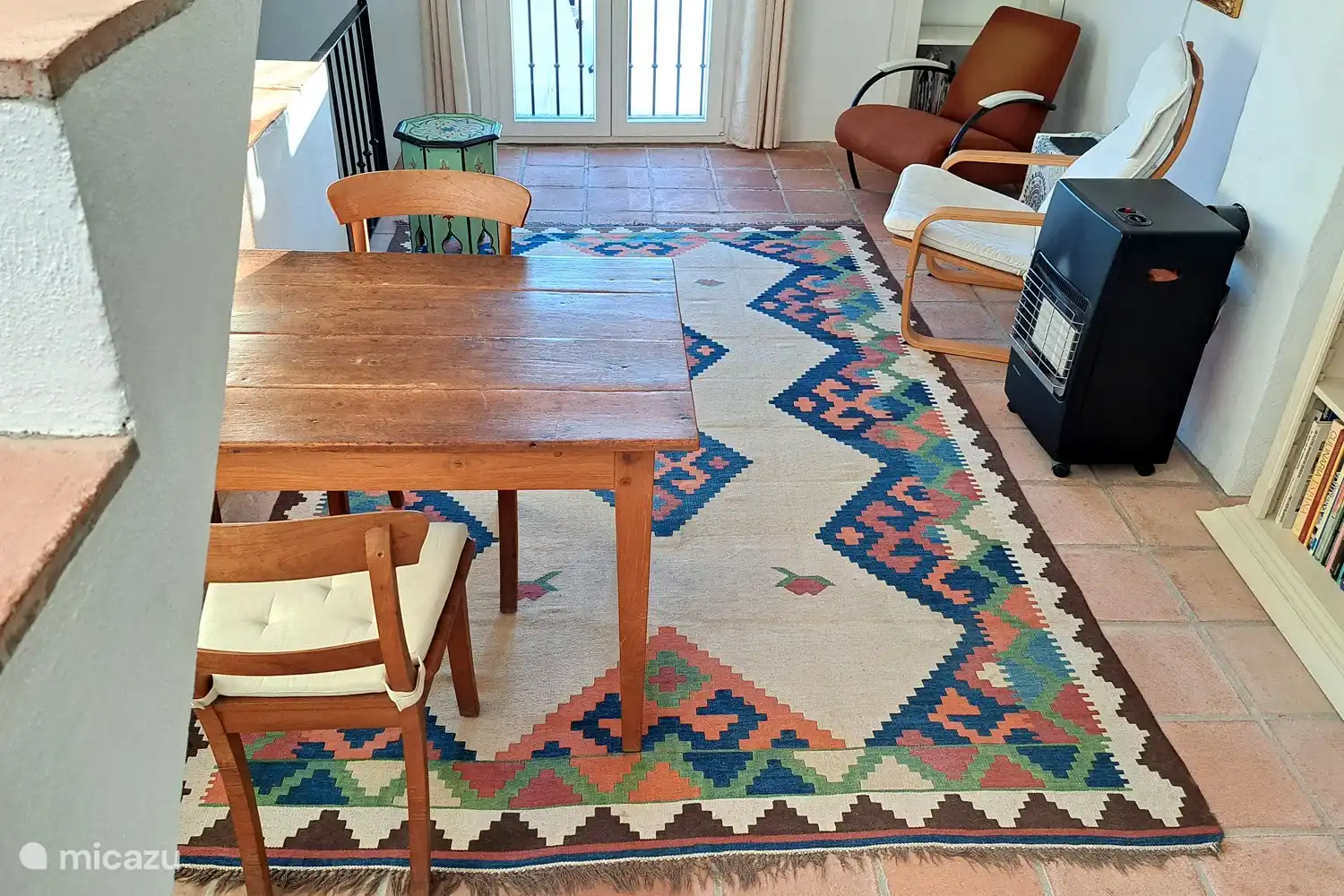 Salon avec TV HD et chaînes néerlandaises.