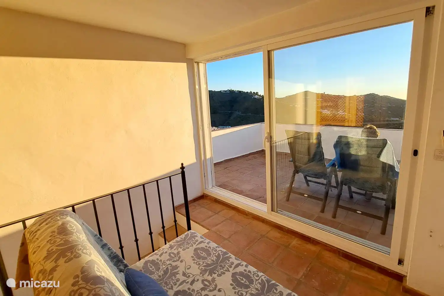 Chambre-salon avec lit-lit, adjacent à la terrasse sur le toit.