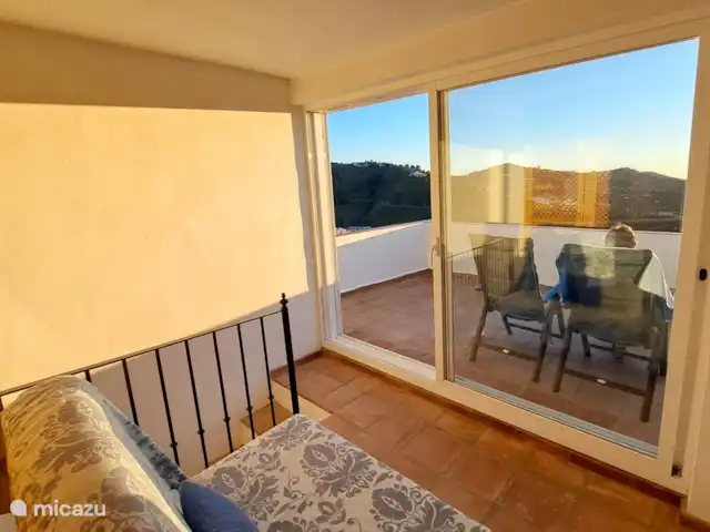 Panaderos huren in Spanje, Andalusië, Cómpeta - vakantiehuis Slaap-zitkamer met bedbed, grenzend aan het dakterras.