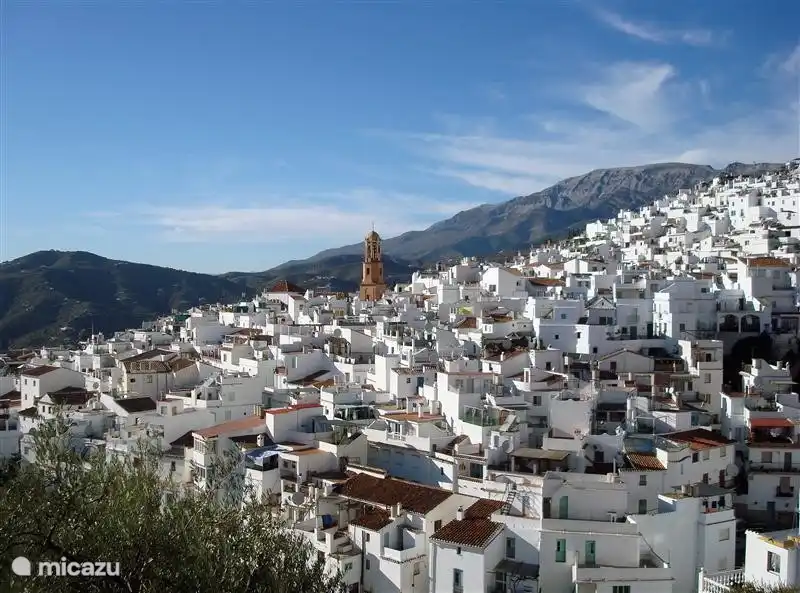 Le village de montagne blanche de Cómpeta est situé à 16 kilomètres de la mer, face à une réserve naturelle protégée.