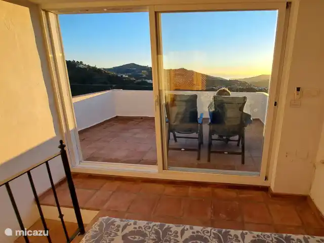 Panaderos huren in Spanje, Andalusië, Cómpeta - vakantiehuis Dakterras, uitzicht op zee.