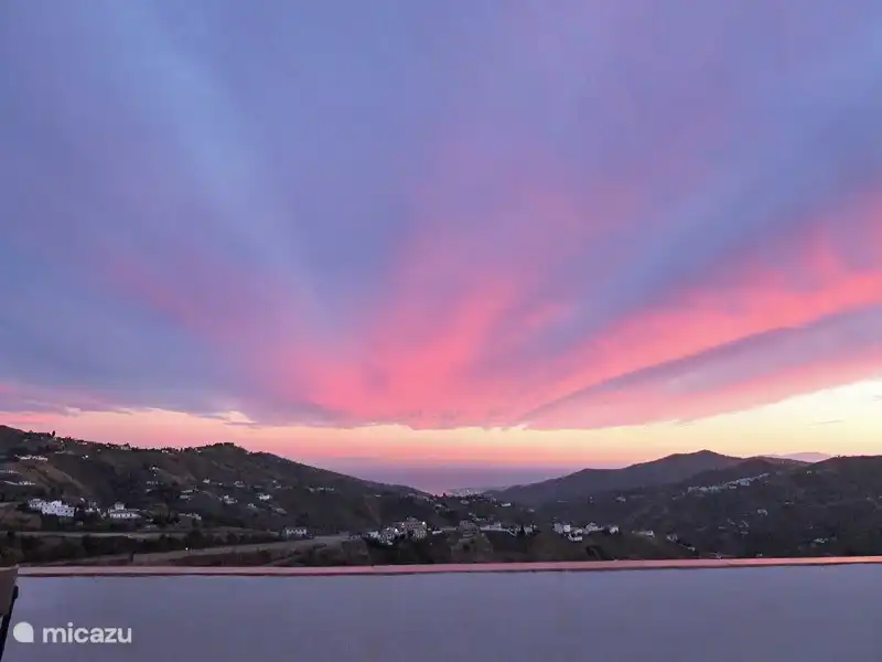 Coucher de soleil depuis la terrasse sur le toit.