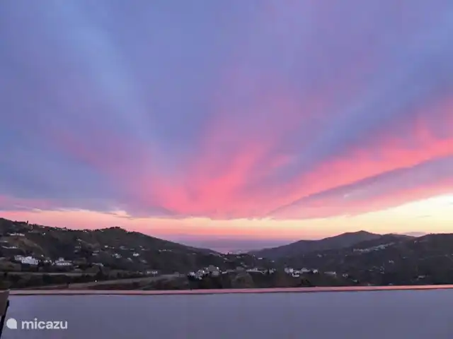 Panaderos huren in Spanje, Andalusië, Cómpeta - vakantiehuis Zonsondergang vanaf het dakterras.