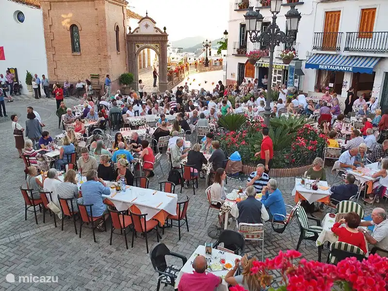 Mangez sur la place du village lors d'un spectacle de flamenco. Il y a plusieurs restaurants.